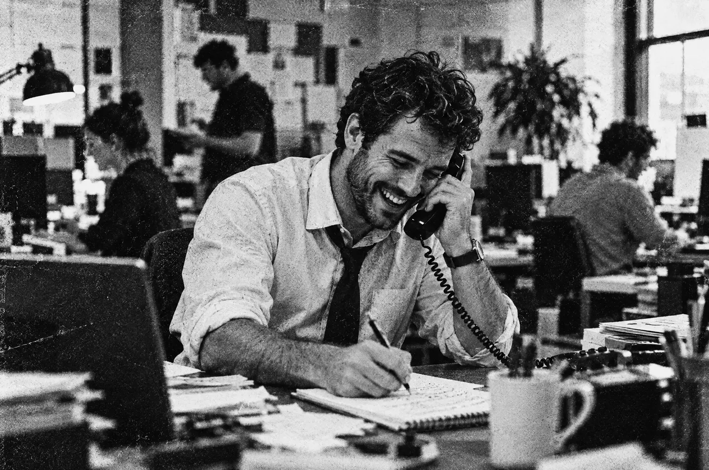 Un commercial au téléphone prend des notes